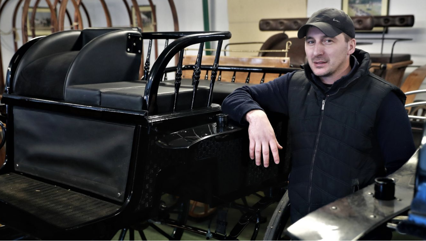 Apáról fiúra szállt a hintókészítő családi vállalkozás
A családi ház hátsó udvarából indult, ma pedig már saját telephellyel és komoly gyártókapacitással rend…